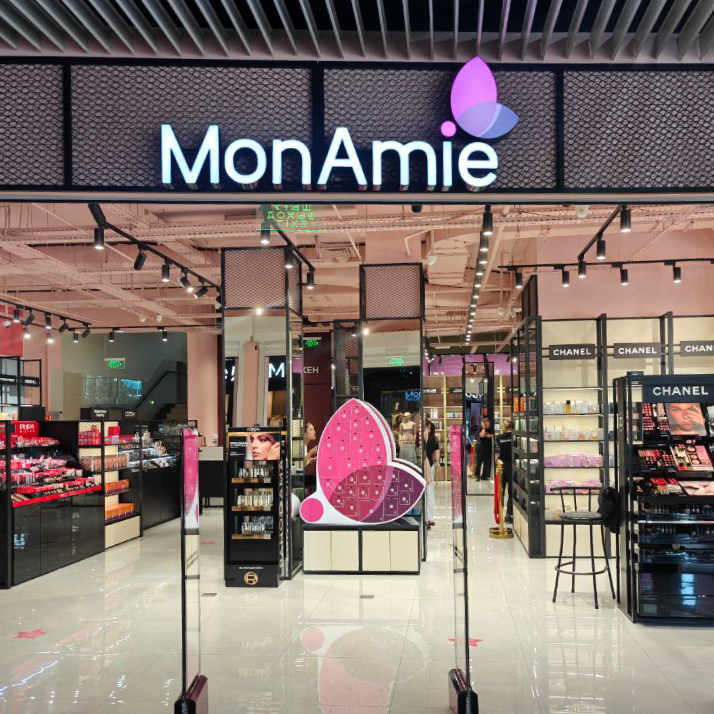 Открытие обновленного MonAmie